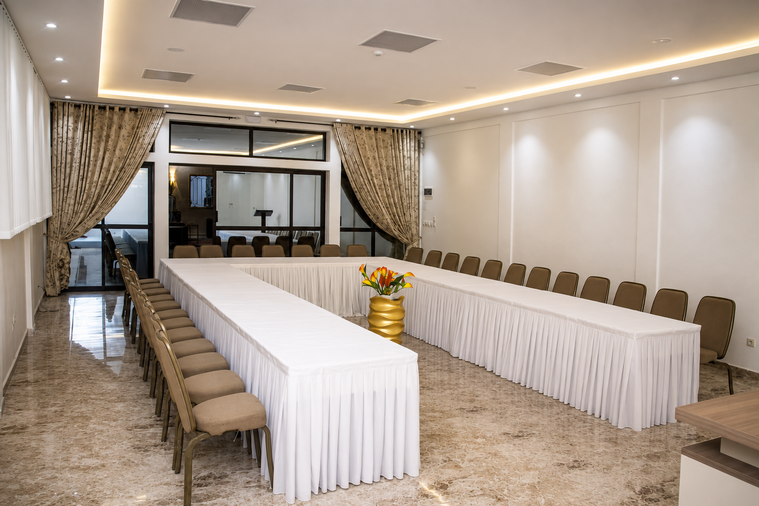 Salle de conférence en configuration U avec chaises capitonnées