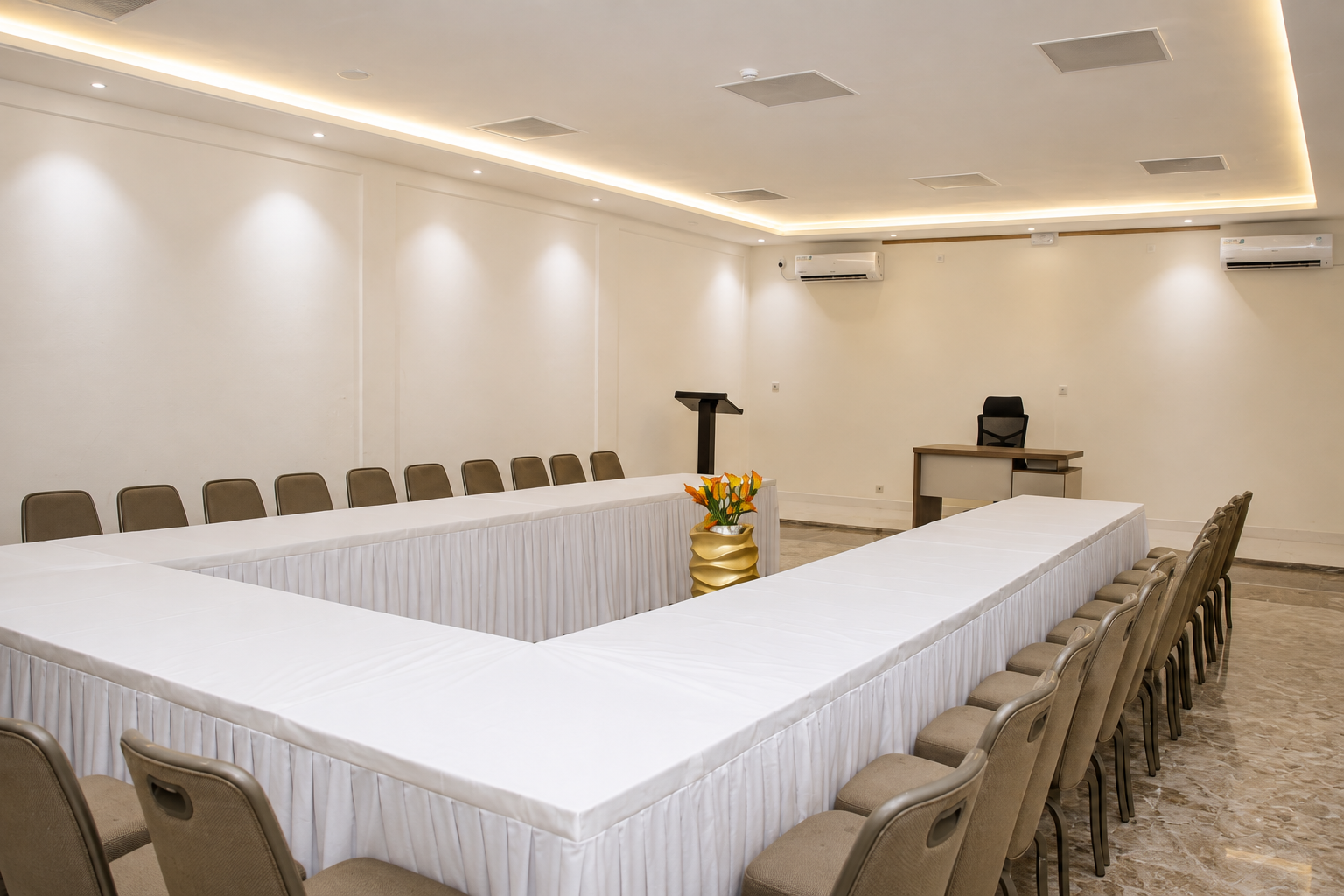Salle de conférence climatisée, vue d’ensemble