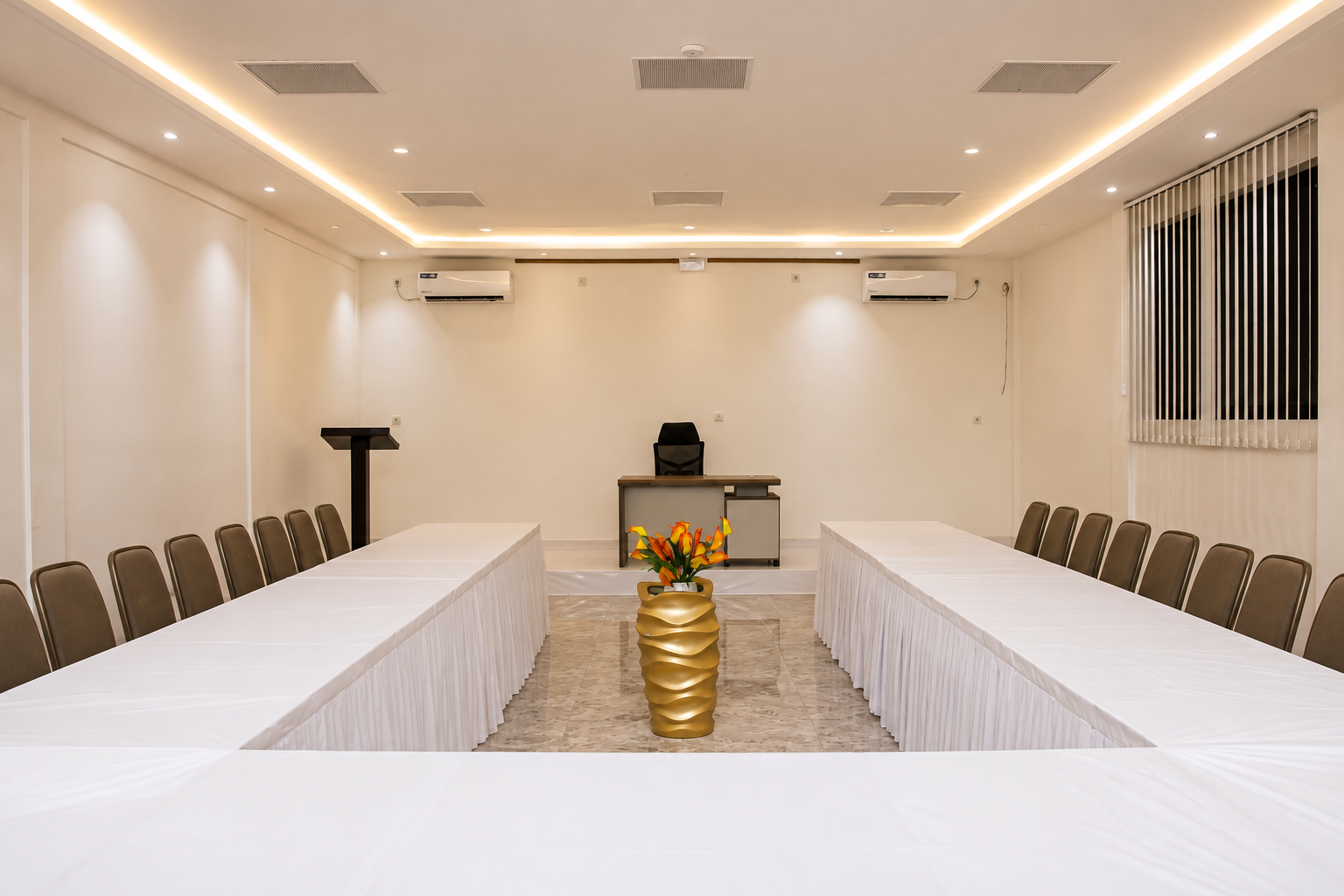 Salle de réunion avec pupitre et tables dressées en U