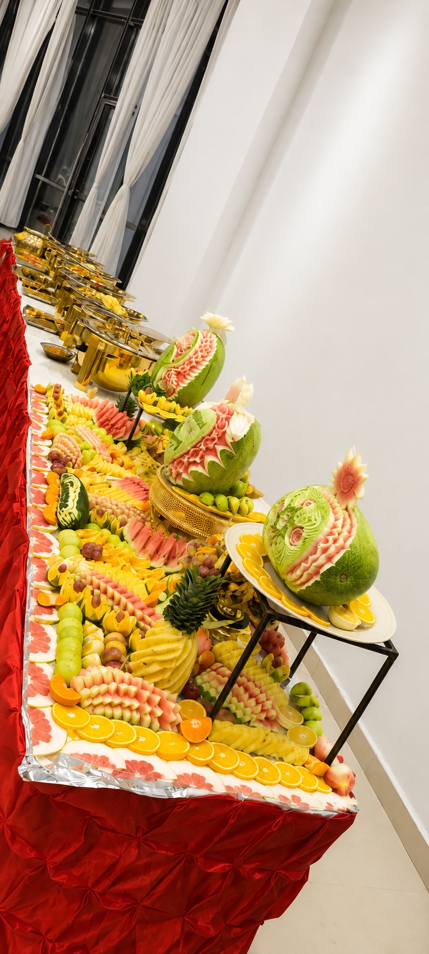 Buffet de fruits sculptés et chafing dishes dorés
