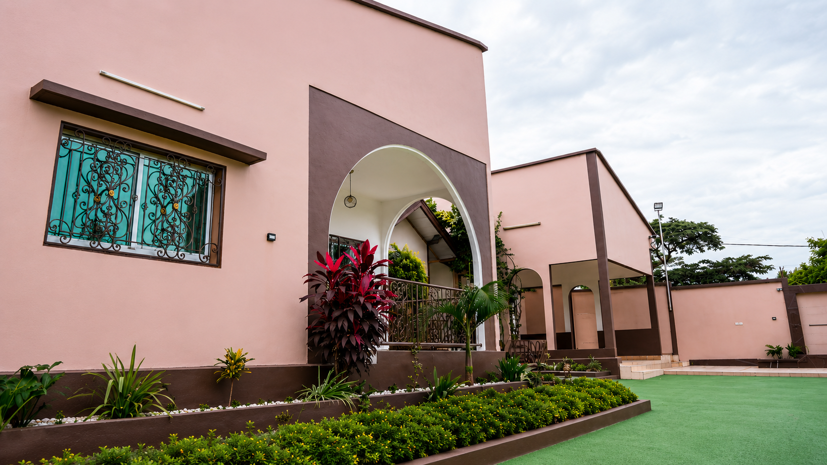 Façade en arche et jardin aménagé