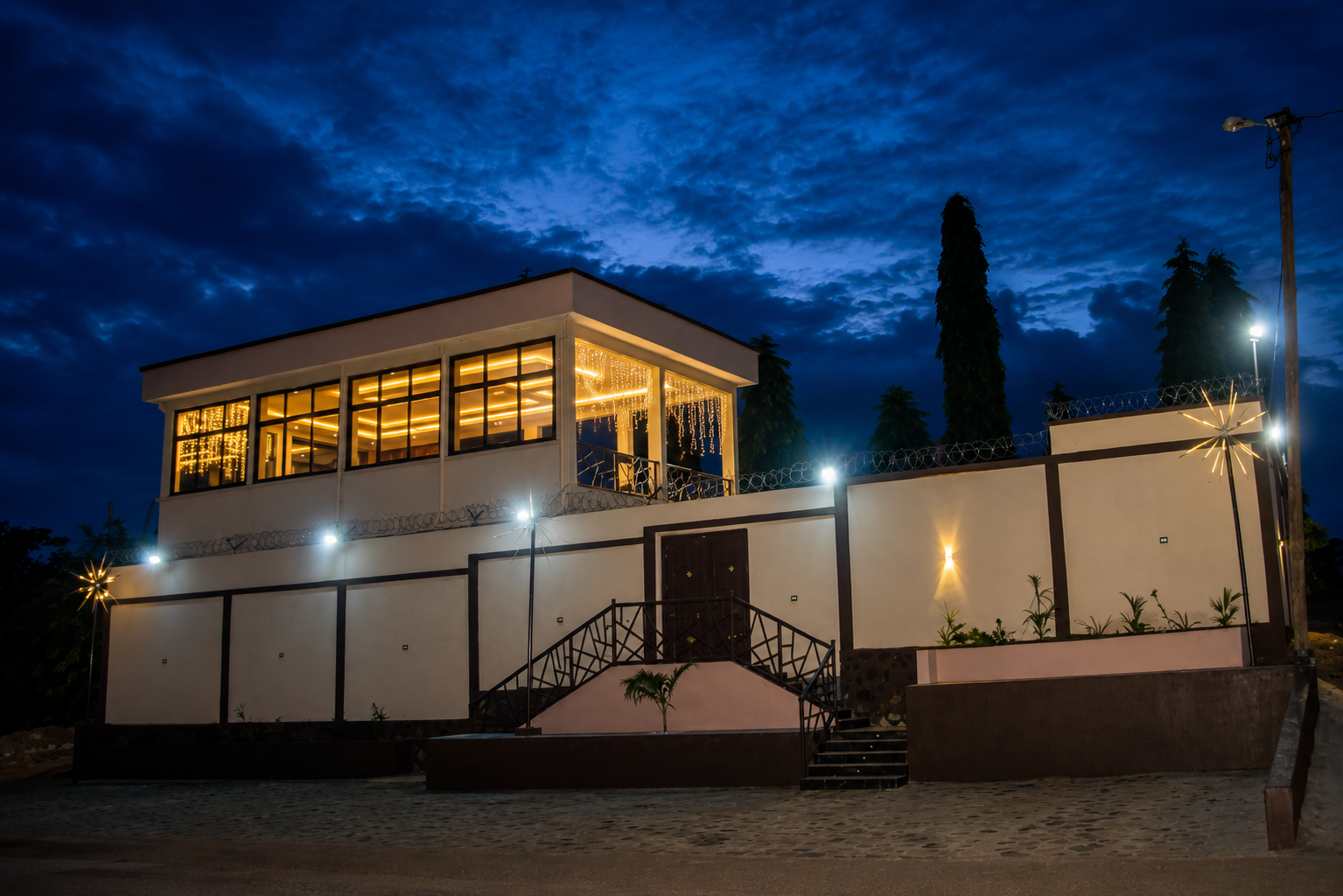 Bâtiment de la salle de conférence illuminé au crépuscule