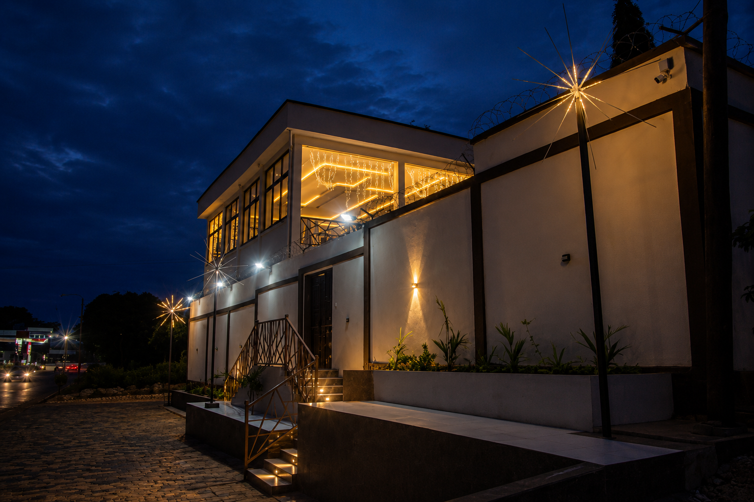 Façade illuminée de HappyLand Prestige vue depuis la route, à la tombée de la nuit