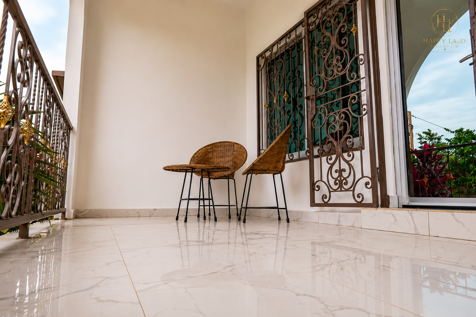 Terrasse privative de la Suite VIP avec fauteuils en rotin