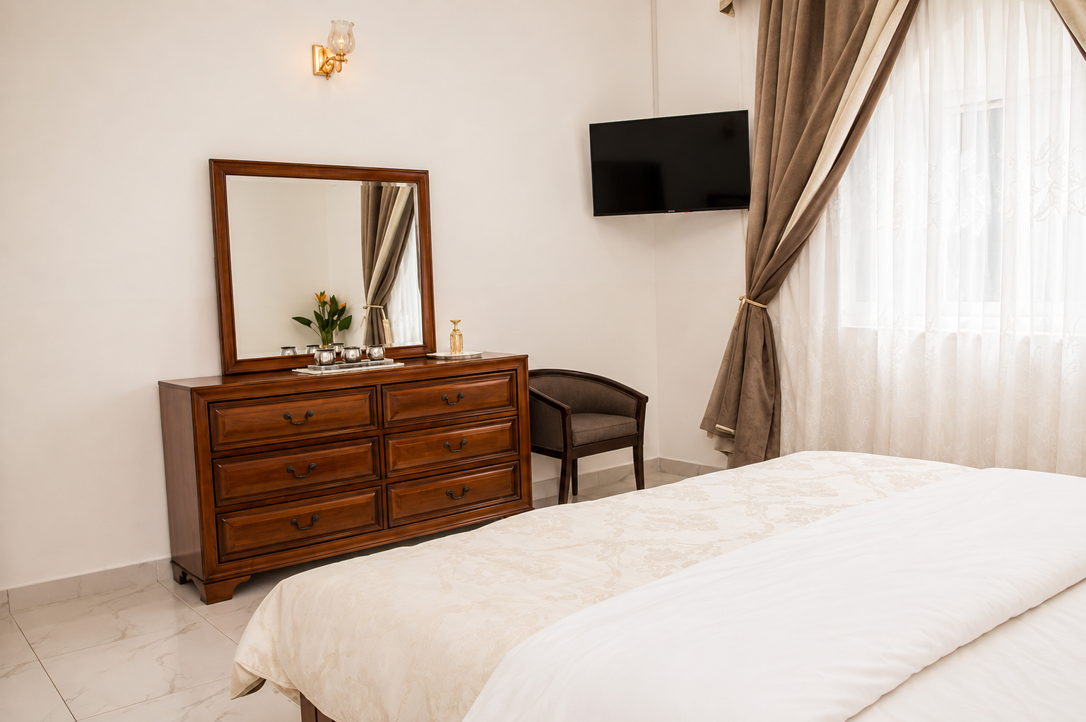 Coiffeuse, miroir et télévision dans une Chambre Deluxe